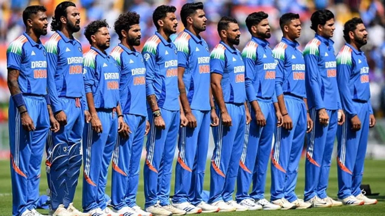 बीसीसीआयने अ श्रेणीत एकूण 6 खेळाडूंचा समावेश केला आहे. मोहम्मद सिराज, केएल राहुल, शुबमन गिल, हार्दिक पांड्या आणि मोहम्मद शमी यांनी त्यांचे स्थान कायम ठेवण्यात यश मिळवले आहे. तर आर अश्विनला वगळण्यात आले असून त्याच्या जागी ऋषभ पंतला संधी देण्यात आली आहे. (सर्व फोटो- टीव्ही 9 कन्नड)