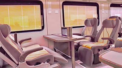 रेल्वेची मोठी अपडेट... पहिल्या खासगी ट्रेनने पहिल्या महिन्यातच कमावले 70 लाख, वंदे भारत, शताब्दी नव्हे तर...