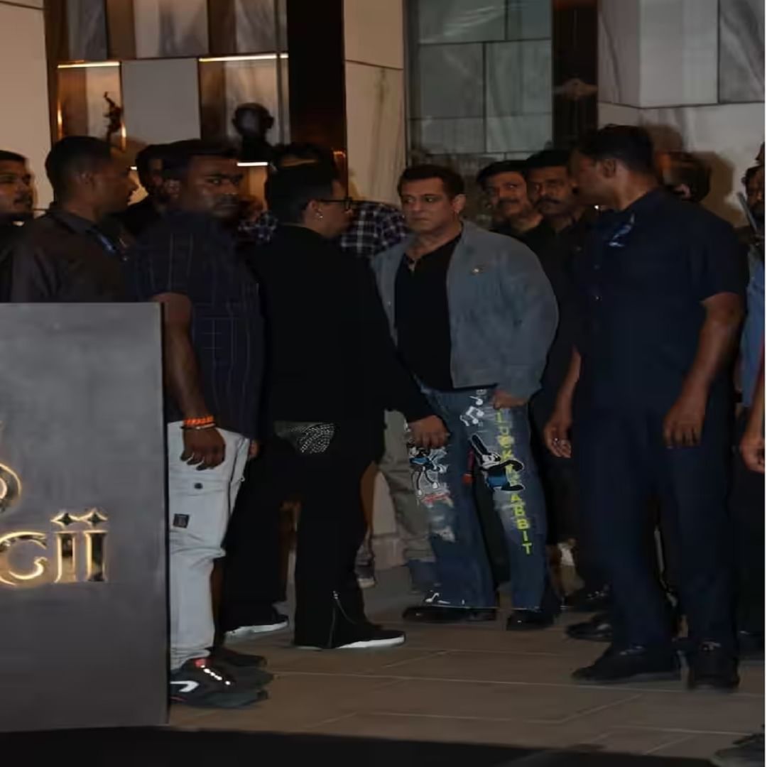  बॉलिवूडचा भाईजान सलमान खान त्याच्या 'सिकंदर' चित्रपटामुळे चर्चेत आहे. दरम्यान,31 मार्च रोजी ईदच्या निमित्ताने, सलमान खानने एका भव्य पार्टीचे आयोजन केले होते ज्यामध्ये इंडस्ट्रीतील अनेक मोठ्या नावांनी सहभाग घेतला होता. सलमानच्या ईदच्या पार्ट्या बी-टाऊनमधील बहुप्रतिक्षित कार्यक्रमांपैकी एक असतात. 