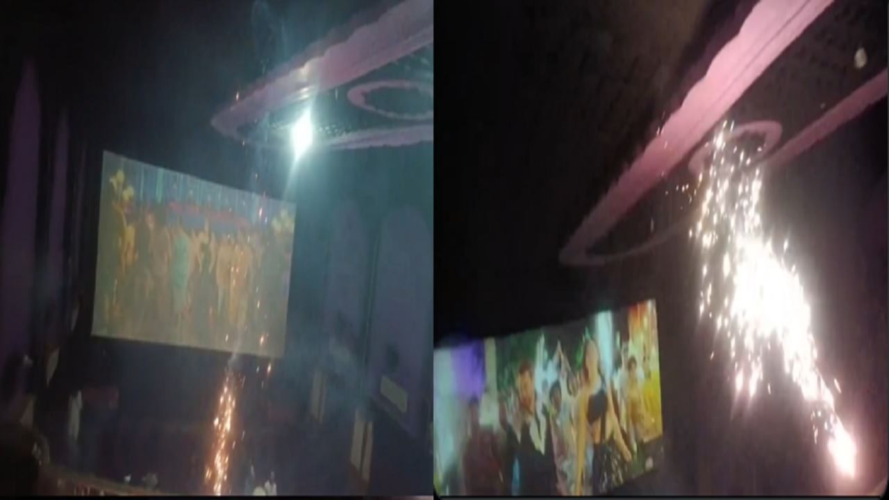 VIDEO: सलमान खानच्या चाहत्यांनी कहर केला; थेट थिएटरमध्येच फोडले फटाके, व्हिडीओ व्हायरल VIDEO: सलमान खानच्या चाहत्यांनी कहर केला; थेट थिएटरमध्येच फोडले फटाके, व्हिडीओ व्हायरल