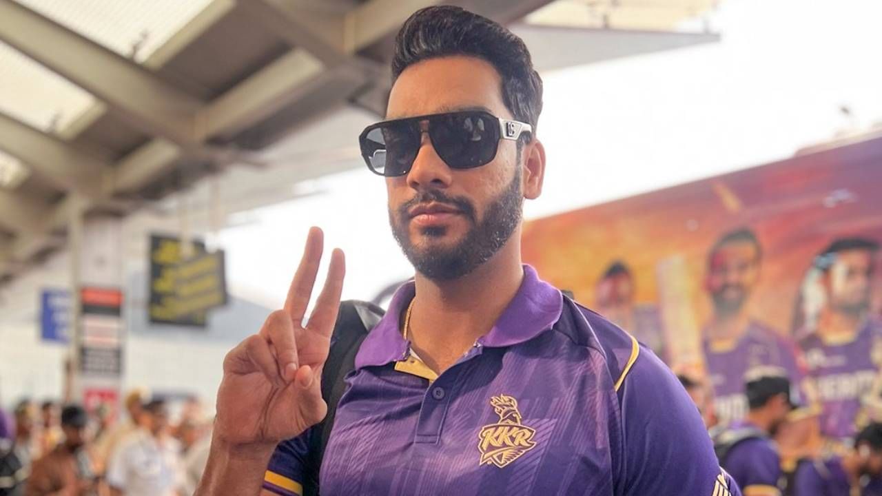 वेंकटेश अय्यरच्या नावावर आणखी एका विक्रमची नोंद झाली आहे. हैदराबाद फ्रेंचायझीविरुद्ध सलग अर्धशतक ठोकणाऱ्या खेळाडूंच्या यादीत तिसऱ्या स्थानावर आला आहे. संजू सॅमसनने 2021-23 या कालावधीत 4 अर्धशतकं, फाफ डु प्लेसिसने 2022-24 या कालावधीत 3 आणि आात वेंकटेश अय्यरने 2024-25 या कालावधीत 3 अर्धशतकं ठोकली आहे. (Photo- KKR Twitter)