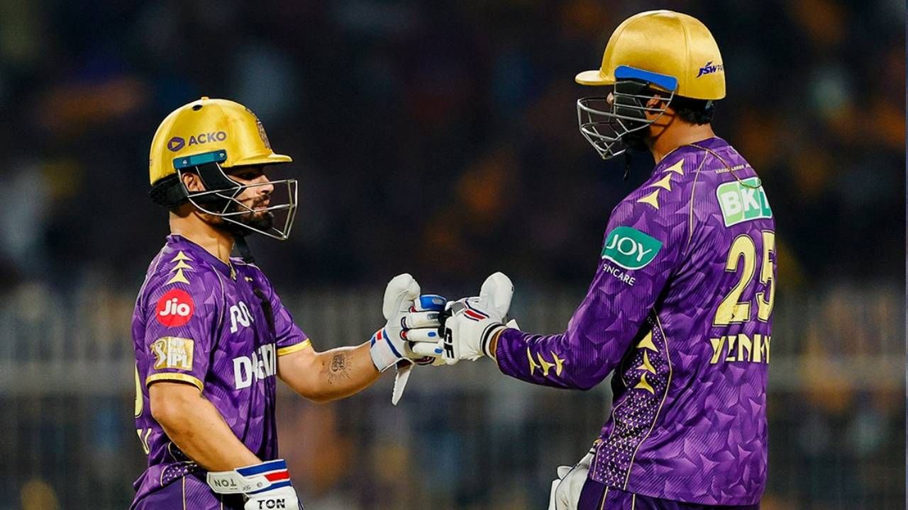 वेंकटेश अय्यर पुन्हा एकदा सनरायझर्स हैदराबादवर भारी पडला असंच म्हणावं लागेल. कारण सनरायझर्स हैदराबादविरुद्ध सलग तिसरं अर्धशतक ठोकलं आहे. 2024 आयपीएल प्लेऑफच्या सामन्यात 28 चेंडूत 51 धावा केल्या होत्या. त्यानंतर अंतिम फेरीत 26 चेंडूत नाबाद 52 धावा केल्या होत्या. तर या पर्वातील पहिल्या सामन्यात 29 चेंडूत 60 धावा केल्या. (Photo- KKR Twitter)