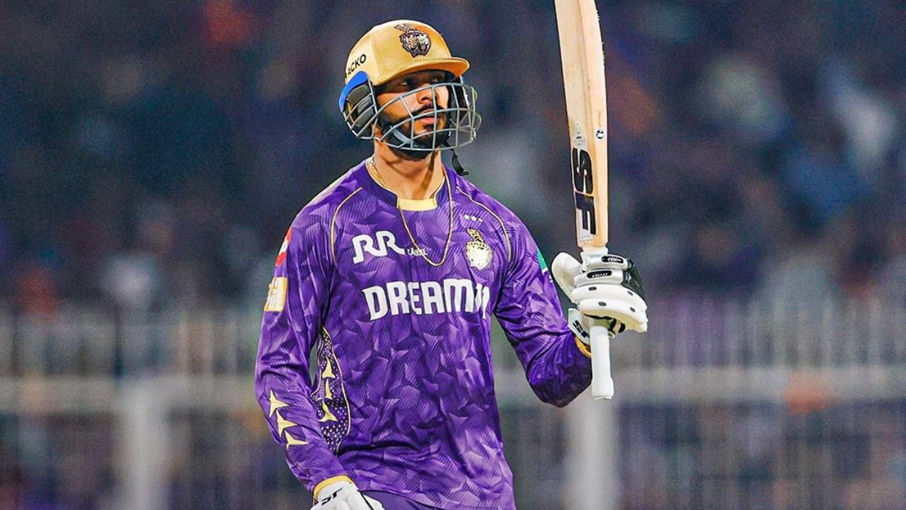 वेंकटेश अय्यरने फलंदाजीला आला तेव्हा काही खास सुरुवात केली नाही. समालोचकही त्याच्या फलंदाजीवरून डिवचत होते.  पहिल्या 10 चेंडूत त्याने फक्त 11 धावा केल्या. त्यानंतर 11 ते 20 चेंडूत 19 धावांची खेली केली. पण 21 ते 29 चेंडूत आक्रमक फटकेबाजी करत 30 धावा केल्या. यावेळी त्याचा स्ट्राईक रेट हा 333.3 इतका होता.  (Photo- KKR Twitter)