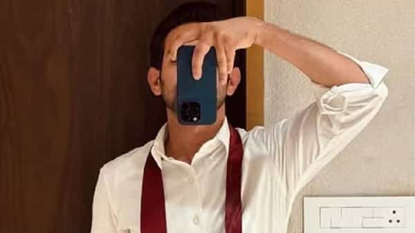 या अभिनेत्याने आपल्या करिअरची सुरुवात छोट्या पडद्यापासून केली होती. अनेक शोमध्ये आपले अभिनय कौशल्य दाखवले. आता तो चित्रपटसृष्टीत मोठे नाव बनला आहे. एका कमी बजेटच्या चित्रपटाने त्याच्या करिअरला सुरुवात झाली. आम्ही ज्या व्यक्तीविषयी बोलत आहोत त्या अभिनेत्याचे नाव विक्रांत मेसी आहे
