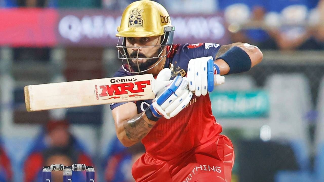 कोहलीने या लीगमध्ये आतापर्यंत 249 डावांमध्ये 721 चौकार आणि 280 षटकार मारले आहेत. म्हणजेच त्याच्या नावावर एकूण 1001 (चौकार+षटकारांची) नोंद झाली आहे. विराट कोहलीने या सामन्यात 14 चेंडूत 1 चौकार आणि 2 षटकार मारत 22 धावा केल्या. (फोटो- आरसीबी ट्वीटर)