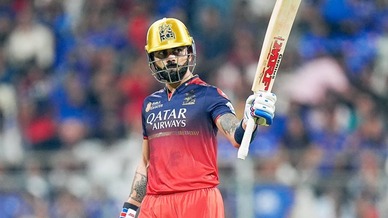 विराट कोहली दिल्लीविरुद्ध चौकार आणि षटकार मारत एक विक्रम प्रस्थापित केला आहे.. दिल्लीविरुद्ध त्याने एक चौकार आणि षटकार मारला आहे. यासह 1000 (चौकार/षटकार) पूर्ण करणारा पहिला खेळाडू ठरला आहे. (फोटो- आरसीबी ट्वीटर)