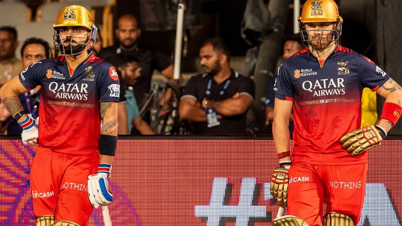 आयपीएलमध्ये सर्वाधिक षटकार मारण्याचा विक्रम ख्रिस गेलच्या नावावर आहे. तर चौकार मारण्याच्या बाबतीत शिखर धवन अव्वल स्थानावर आहे. पण चौकार आणि षटकार मारणाऱ्या फलंदाजांच्या यादीत विराट कोहली अव्वल स्थानावर आहे. विराट कोहलीने दिल्लीविरुद्धच्या सामन्यात एक नवा विक्रम प्रस्थापित केला आहे. (फोटो- आरसीबी ट्वीटर)