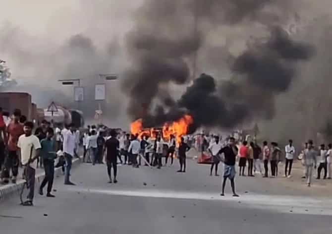 वक्फ विरोधात बंगालमध्ये पुन्हा हिंसा, आगी लावणे - बॉम्ब फेकीने मुर्शिदाबाद हादरले, पोलिसांवर दगडफेक