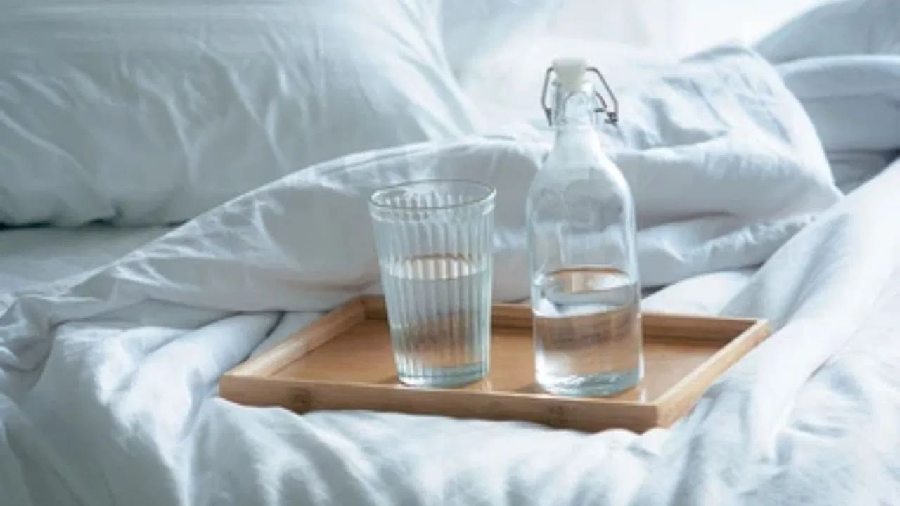 तुम्हाला अधिक पाण्याची गरज वाटत असेल तर पाणी योग्य दिशेला ठेवा. कारण पाणी चुकीच्या दिशेला ठेवल्याने तुमच्या खोलीत नकारात्मकता वाढते. अशावेळी तुम्हाला बेडरूममध्ये पाणी ठेवायचे असेल तर ते नेहमी ईशान्य दिशेला ठेवा. शक्य असल्यास ते काचेच्या स्टूलवर ठेवा.