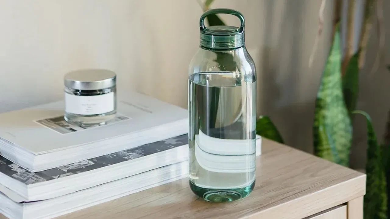 फेंगशुईनुसार, बेडरूममध्ये पाणी घेऊन झोपणे योग्य नाही. त्यामुळे तुमच्या कौटुंबिक आणि वैवाहिक जीवनात अडचणी येऊ शकतात. बेडरूममध्ये पाणी ठेवल्यास पती-पत्नीमध्ये दुरावा निर्माण होऊ शकतो. वास्तुनुसार, बेडरूममध्ये फक्त पाणीच नाही तर पाण्याशी संबंधित चित्रे देखील ठेवू नयेत.