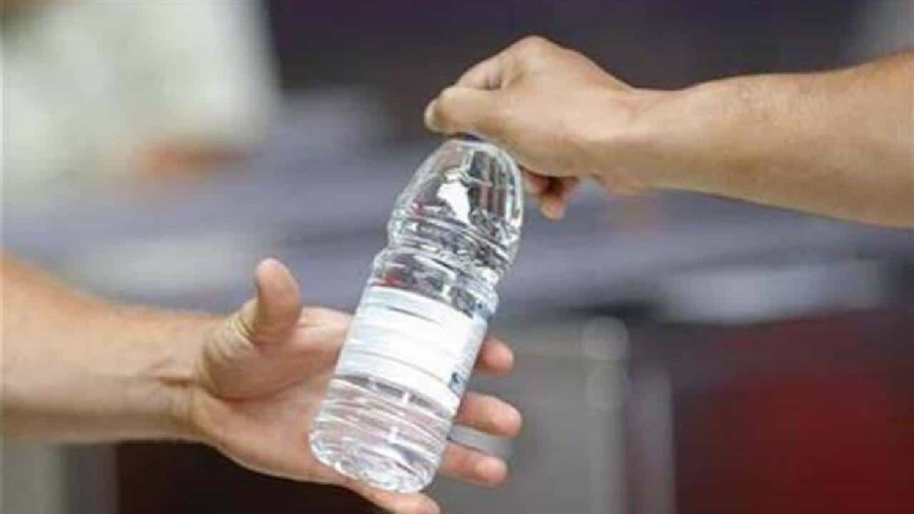 एक घोट पाण्याची किंमत 100 रुपये, ‘या’ देशात पाण्याला सोन्यासारखा भाव