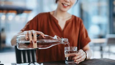 उन्हाळ्यात पाणी कमी पिताय? वेळीच सावध व्हा! डिहायड्रेशनमुळे होऊ शकतात या गंभीर समस्या!