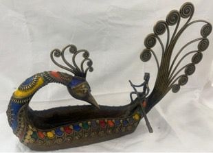 भारताने थायलंडच्या पंतप्रधानांन डोक्रा ब्रासपासून बनवलेली एक पिकॉक बोट भेट म्हणून दिलेली आहे. या बोटीवर एक आदिवासी बसलेला दिसत आहे. छत्तीसगडमधील आदिवासी समूदायापासून या धातू हस्तकलेचा उगम झालेला आहे. व्हॅक्स कास्टिंग तंत्राचा वापर करून ही कलाकृती तयार करण्यात आलेली आहे.