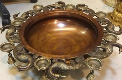 थायलंडचे माजी पंतप्रधान थकसिन शिनावात्रा यांनादेखील ब्रास उर्ली भेट म्हणून दिले आहे. ही उर्ली म्हणजे आंध्र प्रदेशातील कारागिरीचा उत्कृष्ट नमुना आहे. ही उर्ली वेगवेगळ्या प्रार्थना, सण-उत्सवाच्या काळात वापरली जाते.