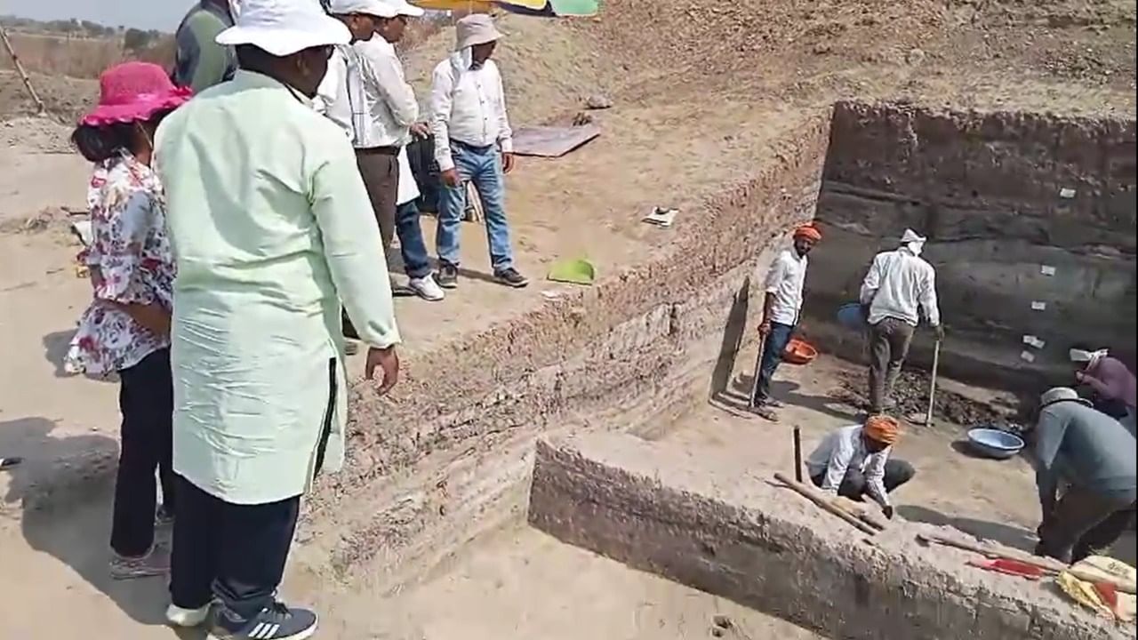 या काळात घरे गोलाकार आकाराची असून ती कुडाच्या साहाय्याने उभारली जात होती, असे दिसून आले आहे.