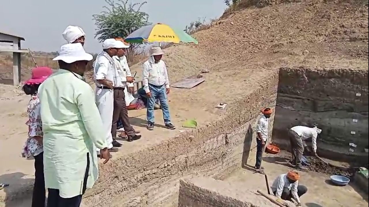 या उत्खननात इ.स.पूर्व 1000 म्हणजेच आजपासून सुमारे तीन हजार वर्षांपूर्वीच्या महापाषाण युगातील लोहयुगीन लोकवस्तीच्या घरांचे महत्त्वपूर्ण पुरावे हाती लागले आहेत.