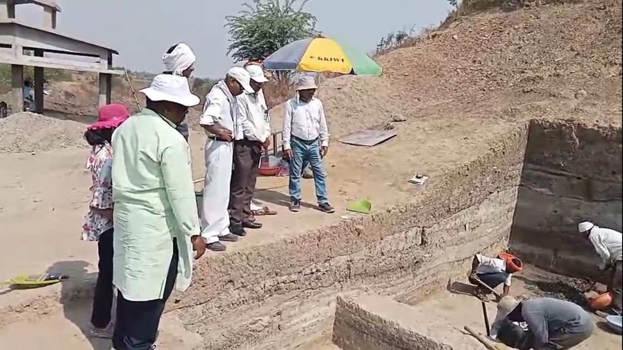 पाचखेडचे हे उत्खनन स्थळ स्थानिक पातळीवर सासू-सुनेचे उखाडे आणि बरड या नावाने ओळखले जाते. विशेष म्हणजे, पांढऱ्या मातीची ही टेकडी सध्या पाचखेड गावातील स्मशानभूमी म्हणून उपयोगात आणली जाते.