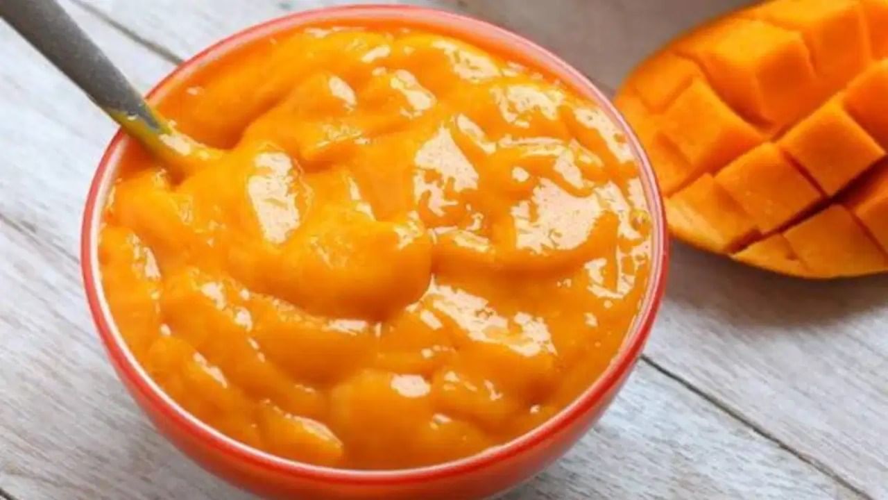 आंब्याचा रस काढण्यापूर्वी आंबे स्वच्छ पाण्यात किंवा गरम पाण्याने धुवून घ्या.