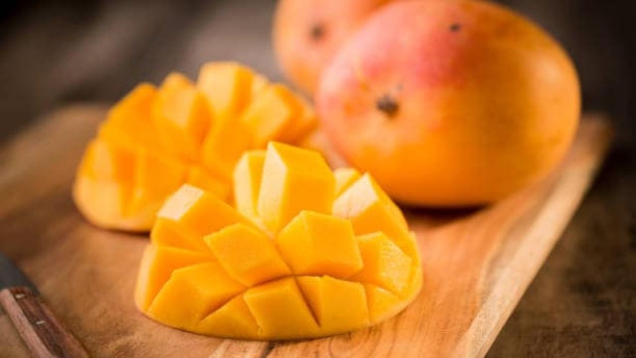 आंब्याचा रस काढल्यानंतर त्यात चवीनुसार साखर घाला आणि रवीच्या साहाय्याने व्यवस्थित मिक्स करा. जेणेकरुन तो काळा पडणार नाही.