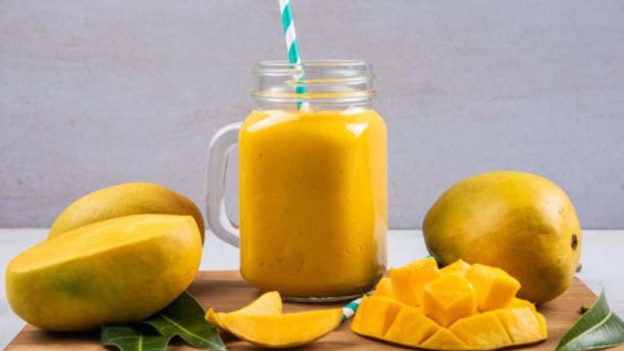 आमरस काढल्यानंतर त्यात आंब्याची एखादी कोय घालून ठेवा. यामुळे आमरस सुमारे ७ ते ८ तास काळा पडत नाही.