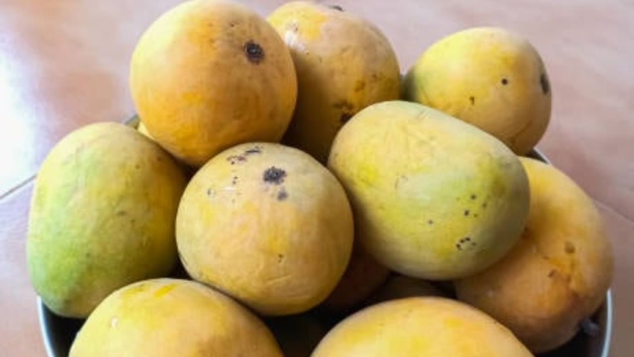 आमरस बनवण्यासाठी नेहमी पूर्णपणे पिकलेले आंबे निवडा. काही मिनिटे पाण्यात भिजवून ठेवा.