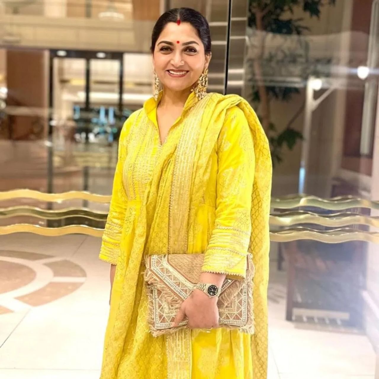  खुश्बू सुंदर यांनी स्वतःला फक्त अभिनयापर्यंत मर्यादित ठेवलं नाही. झगमगत्या विश्वात स्वतःची ओळख निर्माण केल्यानंतर त्यांनी राजकारणात देखील स्वतःची ओळख निर्माण केली. जे खुश्बू यांच्यासाठी बिलकूल सोपं नव्हतं... 