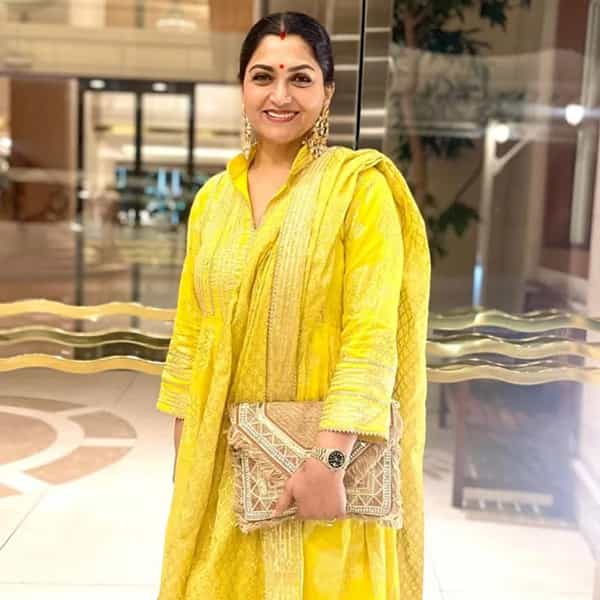 खुश्बू सुंदर यांनी स्वतःला फक्त अभिनयापर्यंत मर्यादित ठेवलं नाही. झगमगत्या विश्वात स्वतःची ओळख निर्माण केल्यानंतर त्यांनी राजकारणात देखील स्वतःची ओळख निर्माण केली. जे खुश्बू यांच्यासाठी बिलकूल सोपं नव्हतं...