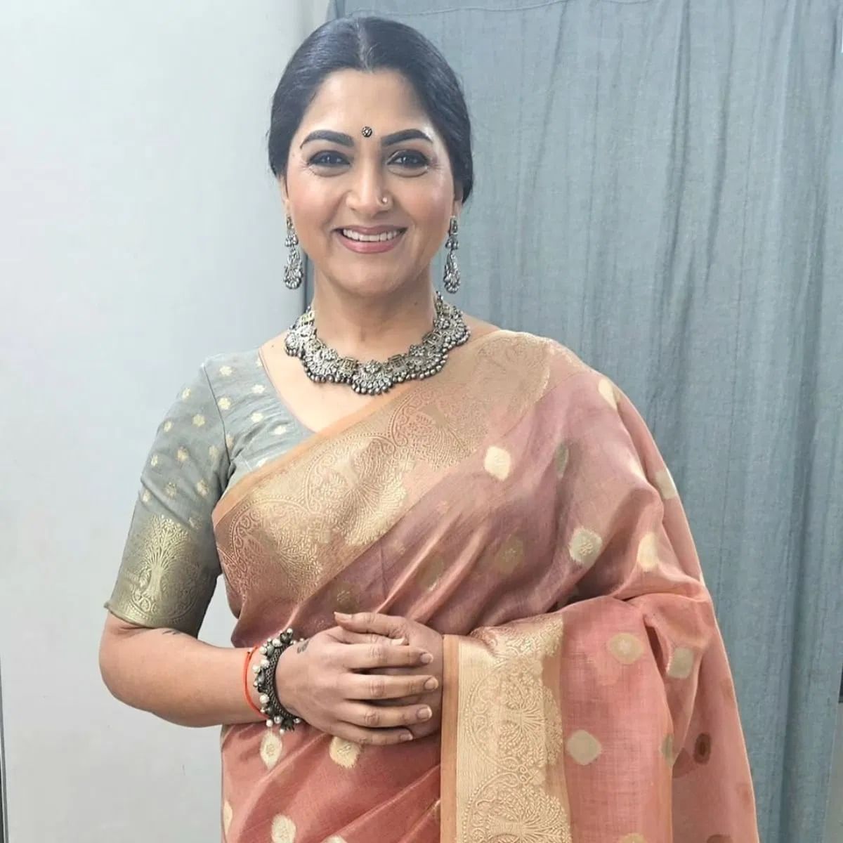 खुश्बू यांनी बालकलाकार म्हणून स्वतःच्या करीयरची सुरुवात केली. 1980 मध्ये त्यांनी 'द बर्निंग ट्रेन' मध्ये काम केलं. त्यानंतर खुश्बू यांनी कधीच मागे वळून पाहिलं नाही.