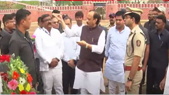 Ajit Pawar : 'बेशिस्तपणा, त्यांना सरळ सांगायचं दादांना...', अजित पवार एसपी नवनीत कॉवत यांच्यावर संतापले Ajit Pawar : 'बेशिस्तपणा, त्यांना सरळ सांगायचं दादांना...', अजित पवार एसपी नवनीत कॉवत यांच्यावर संतापले