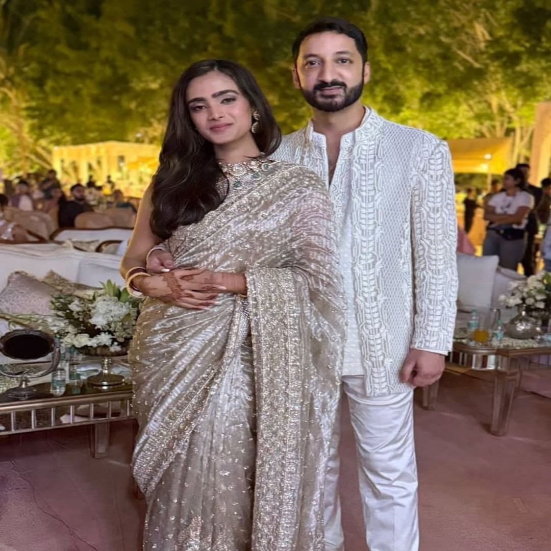 साखरपुड्याचे फोटो सोशल मीडियावर पोस्ट करत सुप्रिया सुळे म्हणाल्या, 'जय मी तुझ्यासाठी प्रडंच आनंदी आहे... ऋतुजा तुझं स्वागत... दोघांनी देखील शुभेच्छा...' सध्या त्यांची पोस्ट सोशल मीडियावर तुफान व्हायरल होत आहे. 