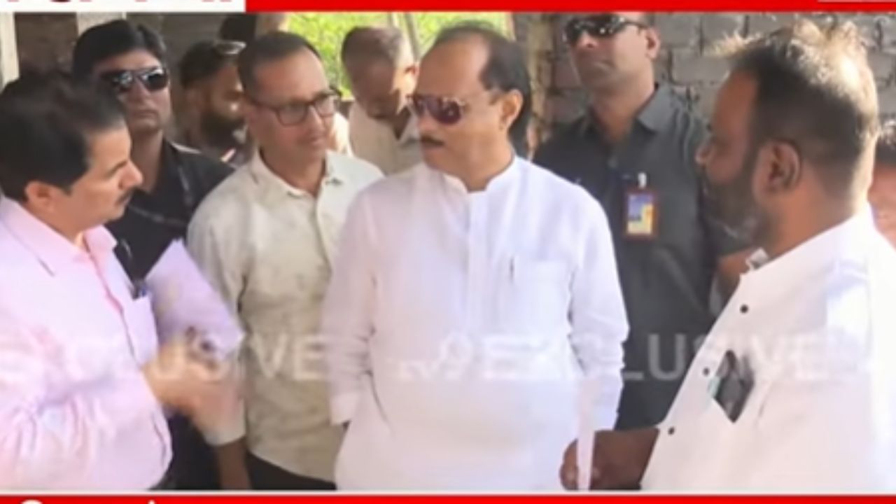 Ajit Pawar : अजितदादांनी घेतला सूरज चव्हाणच्या घरच्या कामाचा आढावा Ajit Pawar : अजितदादांनी घेतला सूरज चव्हाणच्या घरच्या कामाचा आढावा