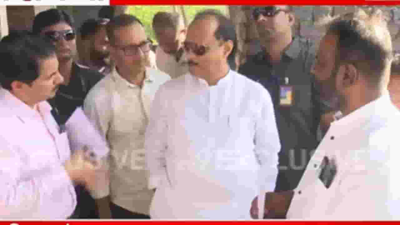 Ajit Pawar : अजितदादांनी घेतला सूरज चव्हाणच्या घरच्या कामाचा आढावा Ajit Pawar : अजितदादांनी घेतला सूरज चव्हाणच्या घरच्या कामाचा आढावा