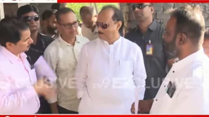 Ajit Pawar : अजितदादांनी घेतला सूरज चव्हाणच्या घरच्या कामाचा आढावा Ajit Pawar : अजितदादांनी घेतला सूरज चव्हाणच्या घरच्या कामाचा आढावा