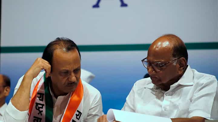 Ajit Pawar - Sharad Pawar : केबिनमध्ये शरद पवारांना बघून अजितदादा परतले, बैठकीत मात्र सोबत बसले Ajit Pawar - Sharad Pawar : केबिनमध्ये शरद पवारांना बघून अजितदादा परतले, बैठकीत मात्र सोबत बसले