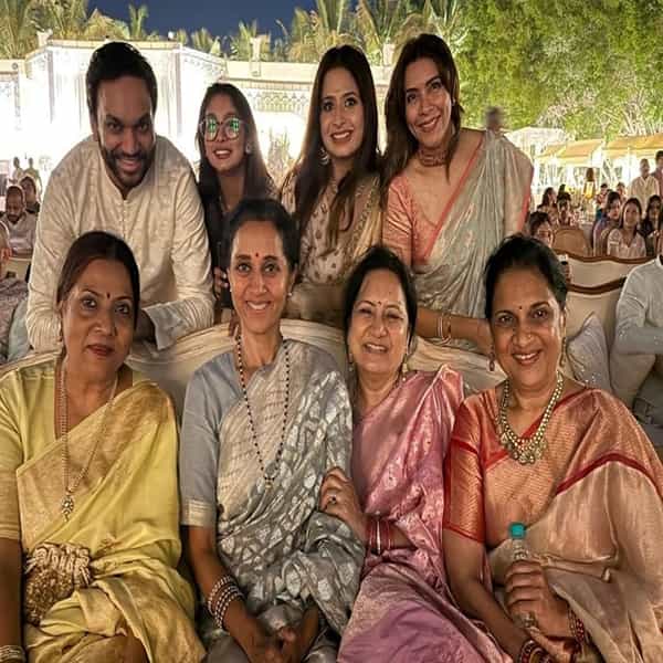 उपमुख्यमंत्री अजित पवार यांचा लेक जय पवार यांचा ऋतुजा पाटील यांच्यासोबत पार पडला. 10 एप्रिल रोजी शाही थाटात साखरपुडा संपन्न झाला आहे.