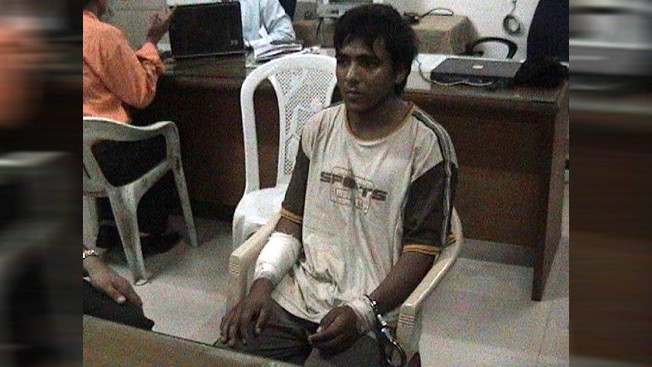 Ajmal Kasab : मृत्यूपूर्वी अजमल कसाबने मागितले 2 टोमॅटो, अजब मागणीचं कारण काय? Ajmal Kasab : मृत्यूपूर्वी अजमल कसाबने मागितले 2 टोमॅटो, अजब मागणीचं कारण काय?