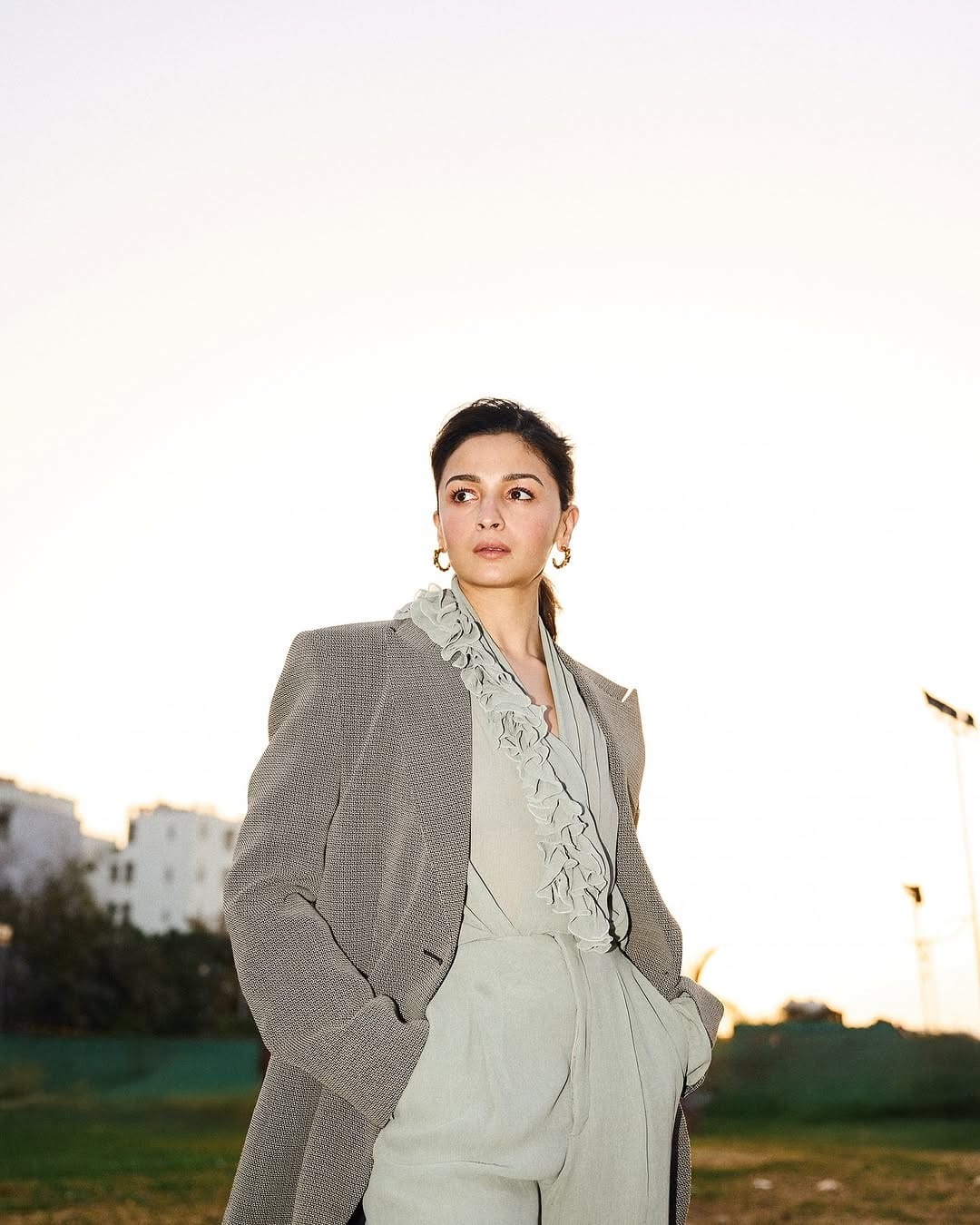 अभिनेत्री आलिया भट्ट हिचे काही फोटो सोशल मीडियावर व्हायरल होत आहेत. सूटमध्ये अभिनेत्रीने काही फोटो पोस्ट केले आहेत.  