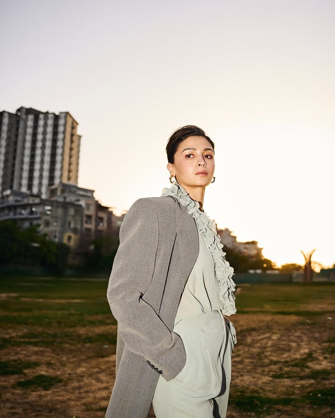 अभिनेत्री आलिया भट्ट कायम वेस्टर्न आणि इंडियन आउटफिटमध्ये चाहत्यांना फॅशन गोल्स देत असते. आता देखील तिने काही खास फोटो सोशल मीडियावर पोस्ट केले आहेत.