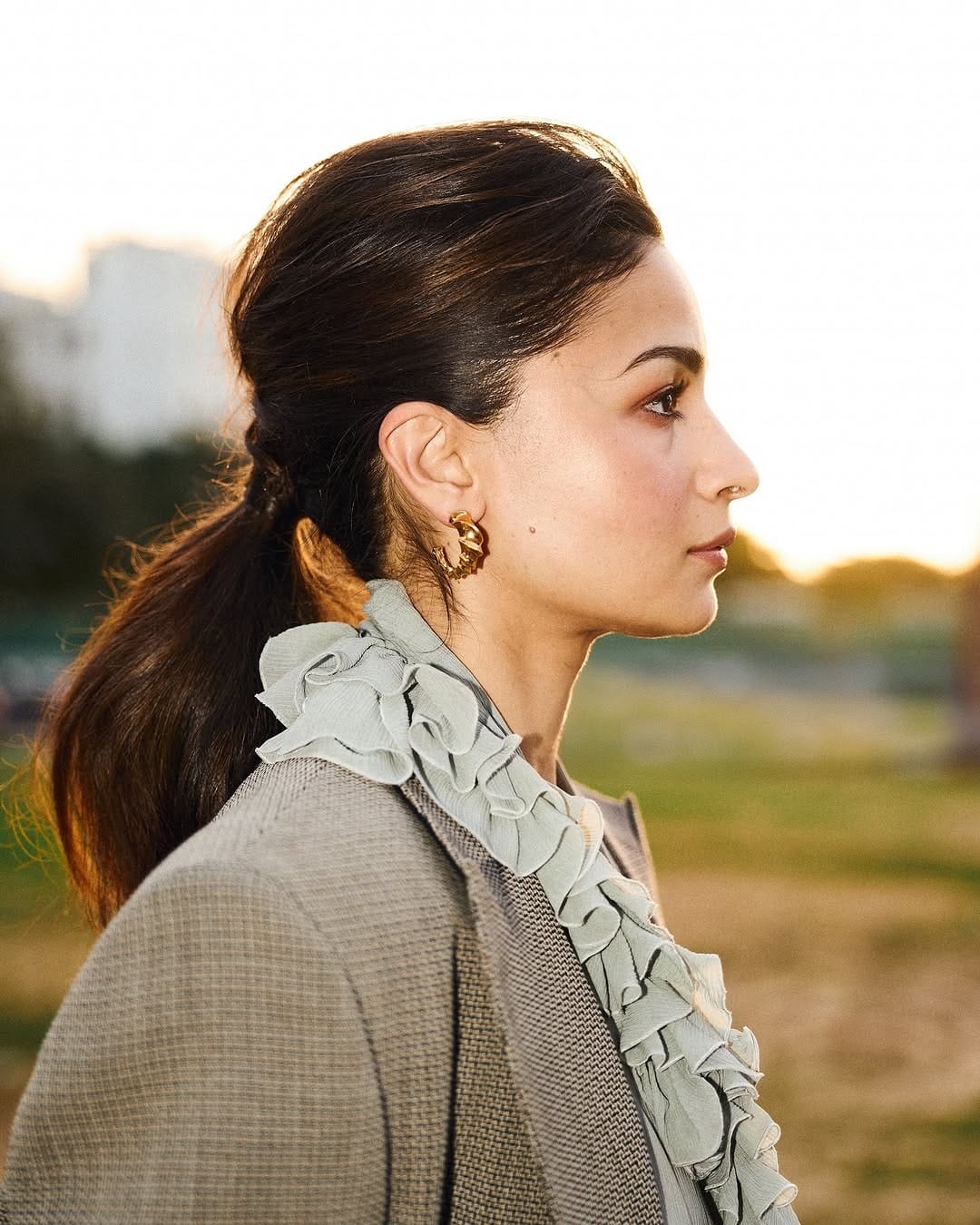 बॉसू लूकमध्ये आलिया प्रडंच बोल्ड आणि ग्लॅमरस दिसत आहे. चाहत्यांना देखील अभिनेत्रीचा लूक फार आवडला आहे.