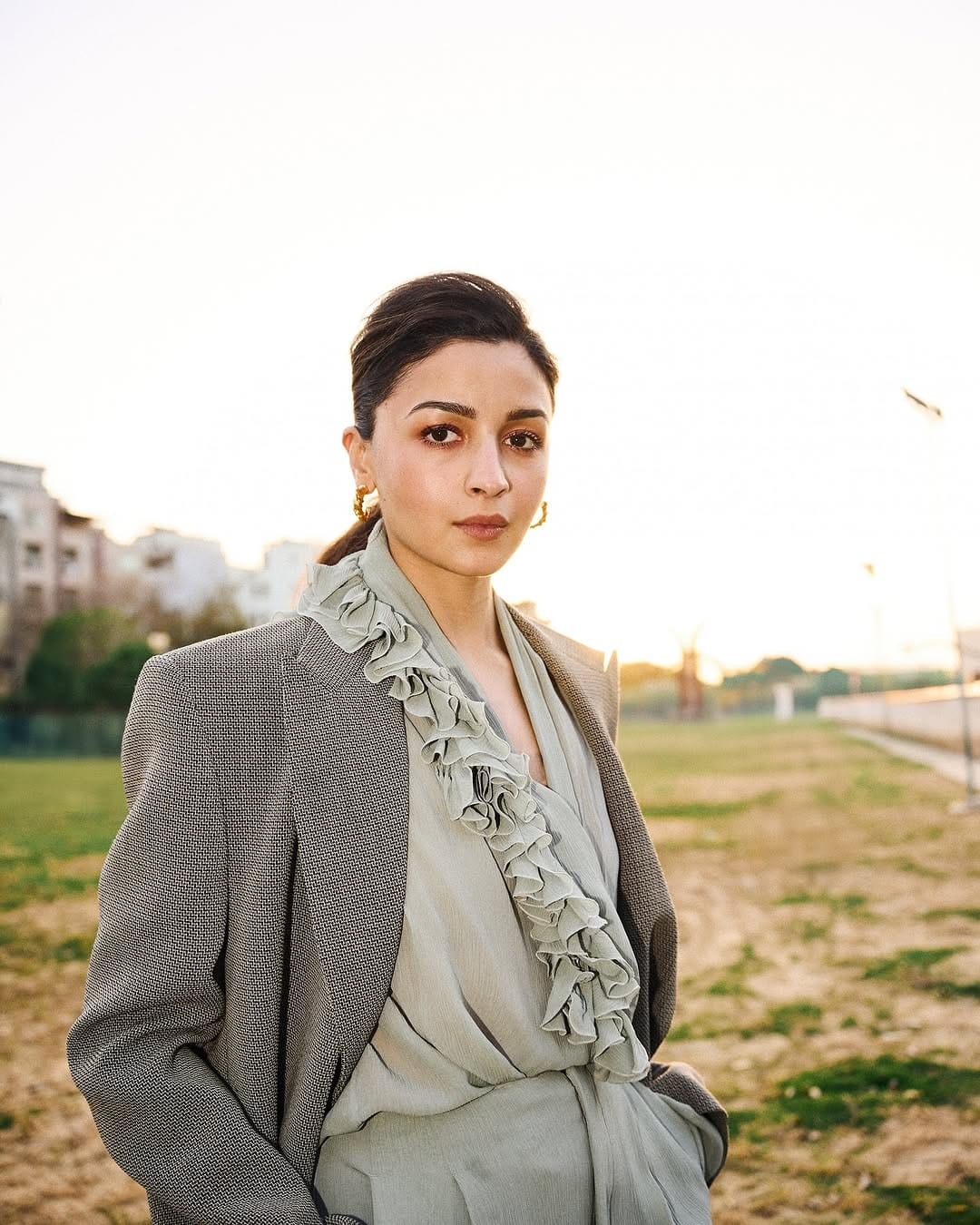 सर्वात महत्त्वाची गोष्ट म्हणजे एका मुलीची आई झाल्यानंतर देखील अभिनेत्री आलिया भट्ट हिचं फिटनेस कायम आहे. आता देखील अभिनेत्रीचे काही फोटो सोशल मीडियावर तुफान व्हायरल होत आहेत.