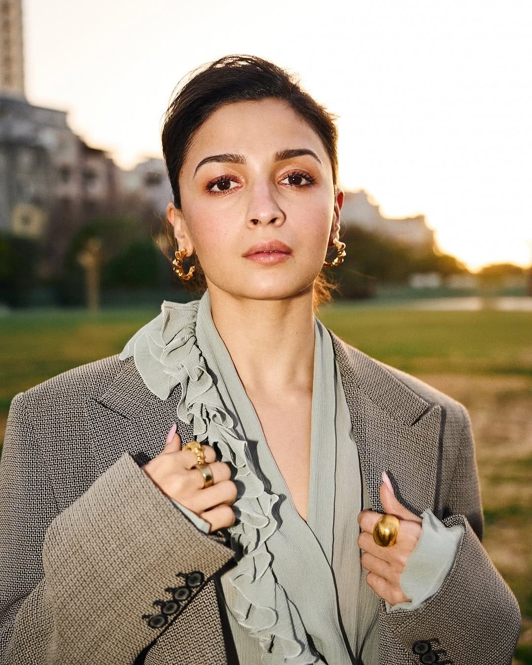 आलिया हिचा खास लूक चाहत्यांचं लक्ष वेधून घेत आहे. सध्या सर्वत्र अभिनेत्रीच्या लूकची चर्चा रंगली आहे. आलिया कायम चाहत्यांना फॅशन गोल्स देत असते.