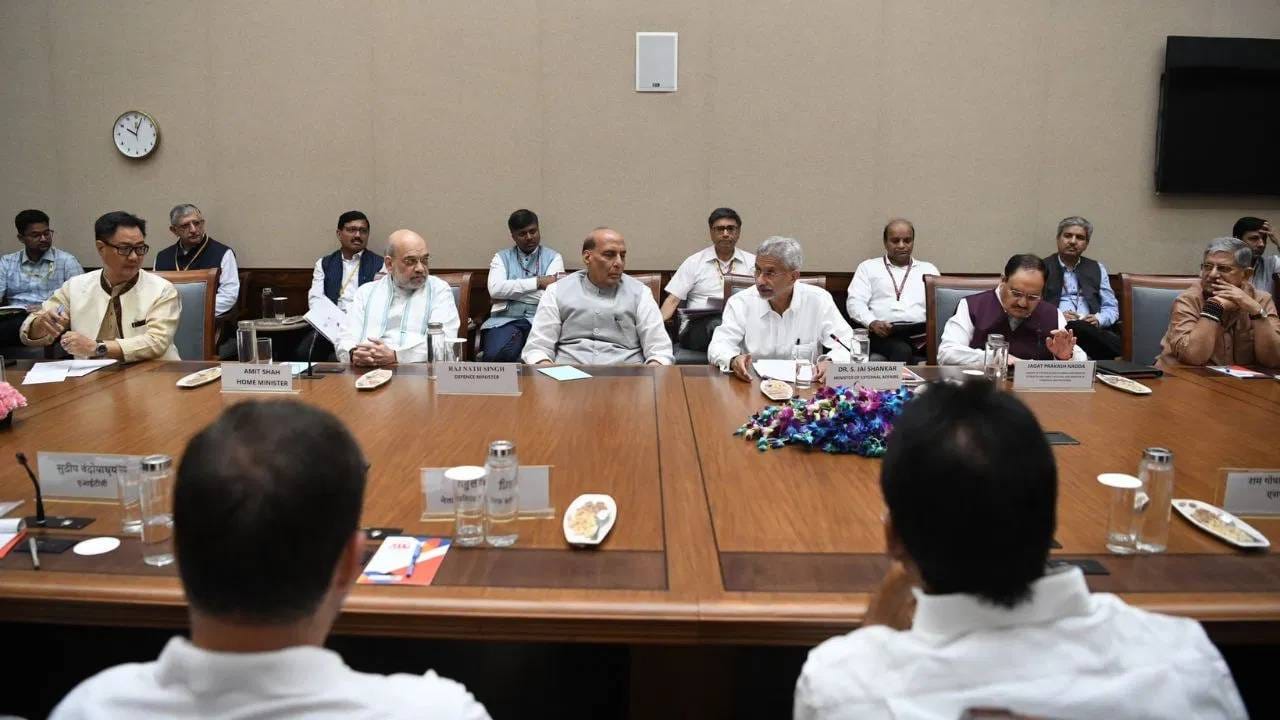 मोठी बातमी! आधी पाकिस्तानच्या मुसक्या आवळल्या, आता सर्वपक्षीय बैठक, दिल्लीत घडामोडी वाढल्या