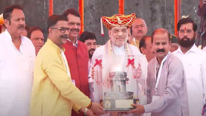 Amit Shah : शिंदेशाही पगडी, कवड्याची माळ अन्...अमित शाहांचा किल्ले रायगडावर सन्मान Amit Shah : शिंदेशाही पगडी, कवड्याची माळ अन्...अमित शाहांचा किल्ले रायगडावर सन्मान