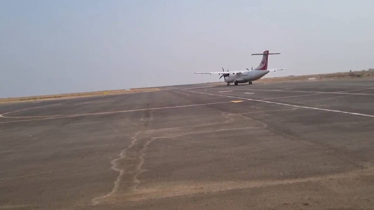 दरम्यान, या विमानतळाच्या नामांतरावरून सध्या संभ्रम निर्माण झाला आहे. देशाचे पाहिले कृषीमंत्री डॉक्टर पंजाबराव देशमुख यांचं नाव विमानतळाला दिले पाहिजे, अशी अनेकांनी मागणी केली आहे. तर काहींनी श्री संत गुलाबराव महाराजांचे नाव या विमानतळाला देण्याची मागणी केली आहे.