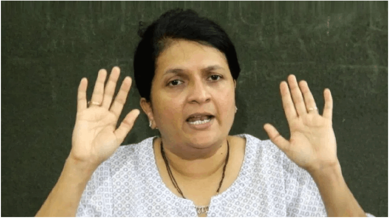 खडसे, भुजबळ, धनंजय मुंडे झाले, आता अंजली दमानियांच्या टार्गेटवर शिंदे गटाचा बडा नेता? थेट सभेतच सूचक इशारा! खडसे, भुजबळ, धनंजय मुंडे झाले, आता अंजली दमानियांच्या टार्गेटवर शिंदे गटाचा बडा नेता? थेट सभेतच सूचक इशारा!