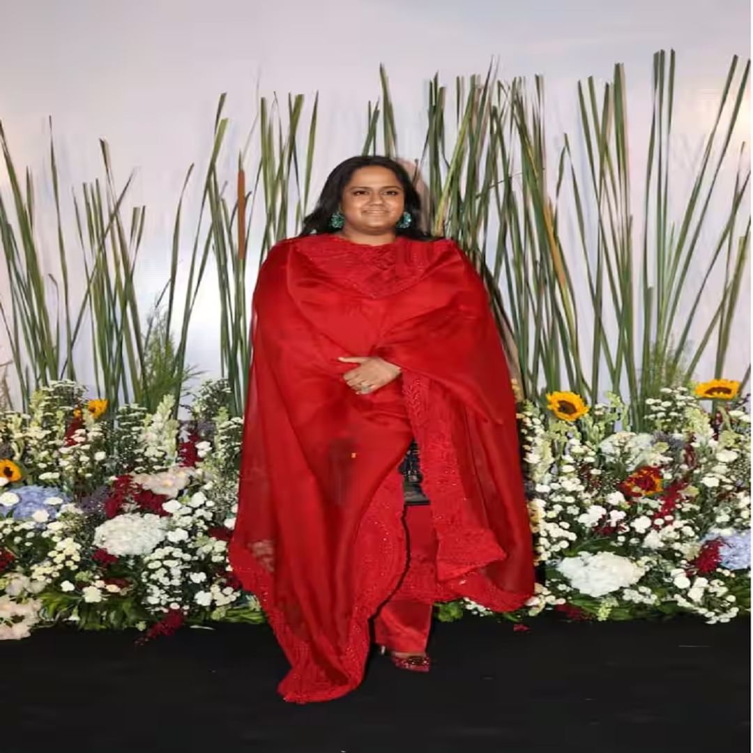 सलमान खानची धाकटी बहीण अर्पिता खान लाल रंगाच्या सूटमध्ये खूपच गोंडस दिसत होती.