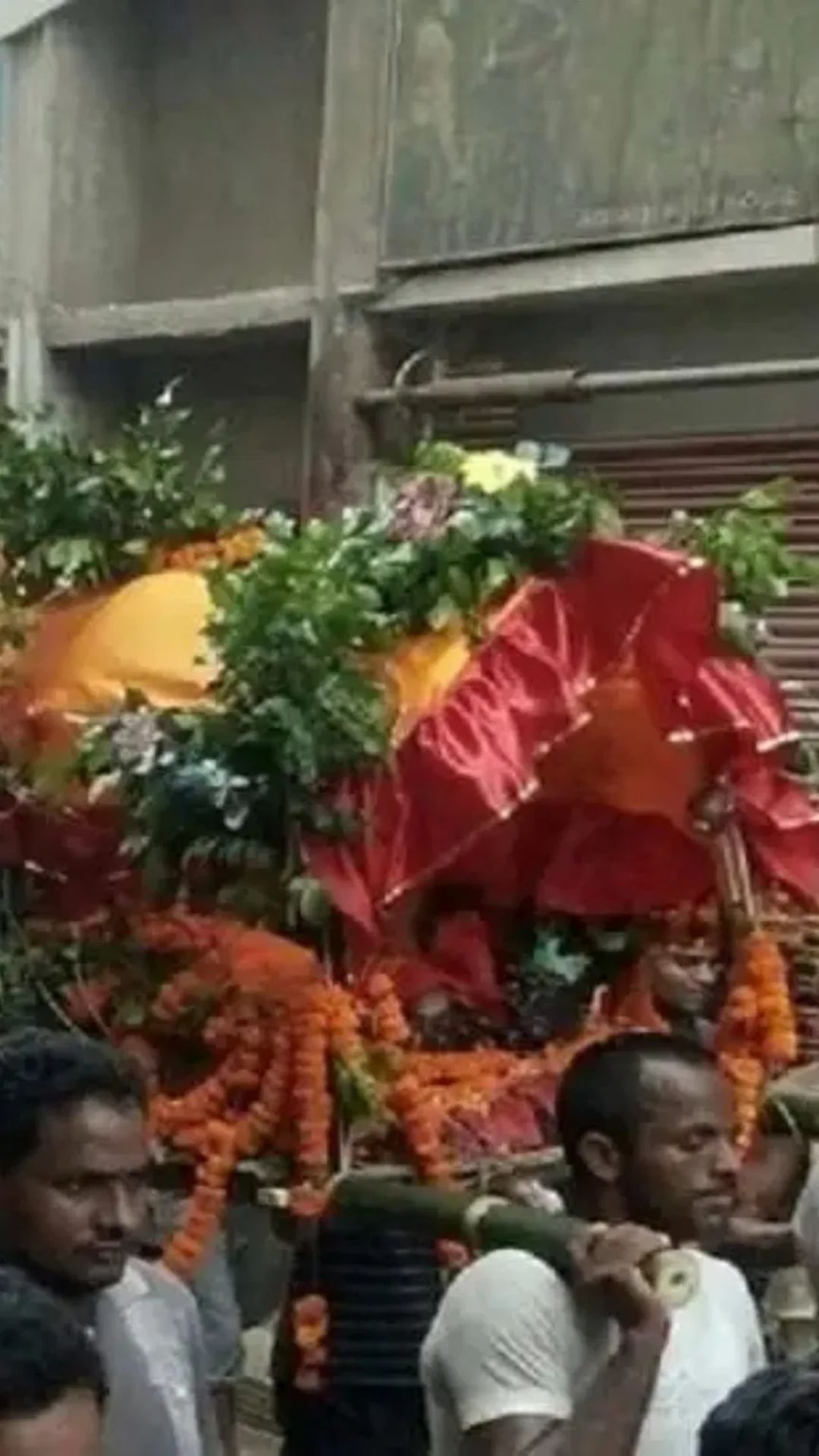 अंत्ययात्रेसमोर हात जोडून प्रार्थना केल्यास काय होते?