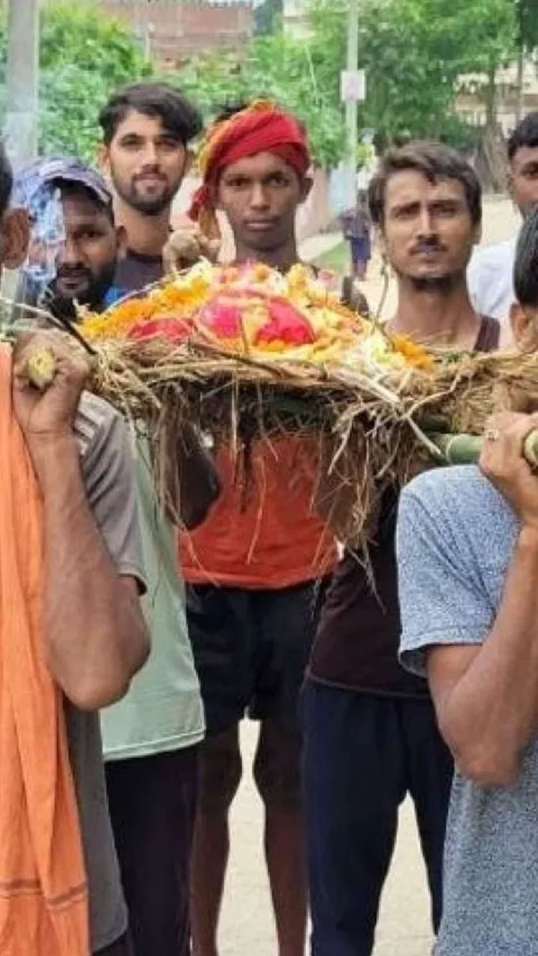 अंत्ययात्रेसमोर हात जोडून प्रार्थना केल्यास काय होते?