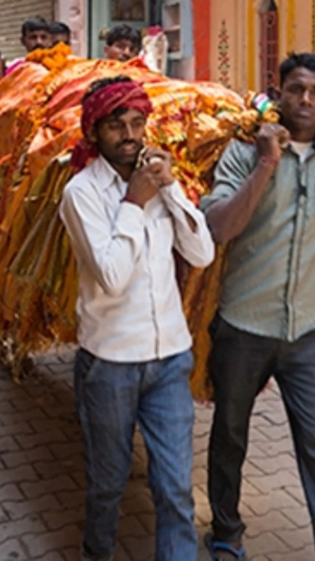 अंत्ययात्रेसमोर हात जोडून प्रार्थना केल्यास काय होते?
