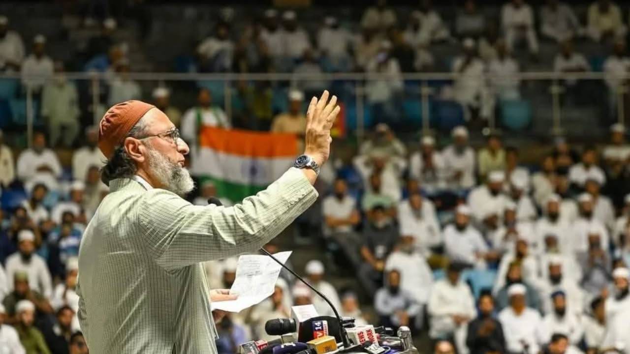 त्यांनी दंडाला काळी फित बांधलेला फोटोही सोशल मीडियावर ट्विट केला असून जास्तीत जास्त मुस्लीम बांधवांनी या हल्ल्याचा निषेध करावा, असे पुन्हा एकदा आवाहन केले आहे. 